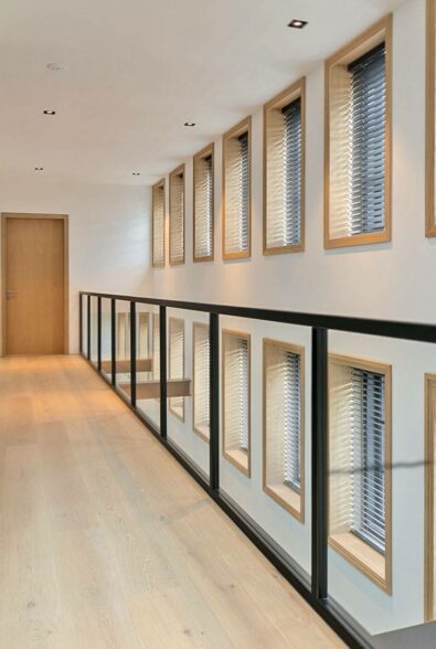 Een hal vol met houten jaloezieen