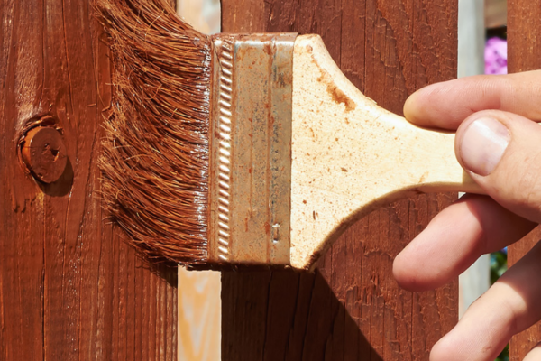 Beits of lak: wat is beter voor jouw houten tuinmeubelen?